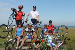 Das deutsch-holländische Radtour bei der Rast am Ijsselmeer: Jako Geluk, Leo de Nardus, Gerard Zantboer (hinten), Dirk Meinelt, Rico Stenzel, Lars Kreller, Claudia Hanisch (vorn)